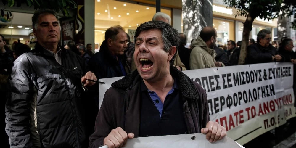 Έκτακτο: Ένταση με συνδικαλιστές μπροστά στο υπουργείο Οικονομικών